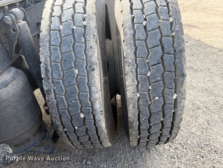 image for item ED5320 2019 Volvo VNR semi truck
