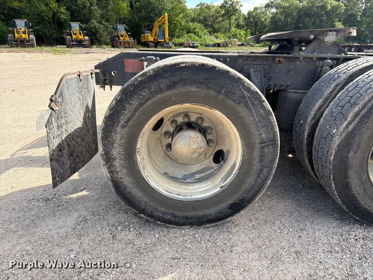 image for item ED5320 2019 Volvo VNR semi truck
