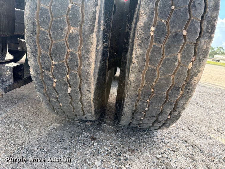 image for item ED5320 2019 Volvo VNR semi truck