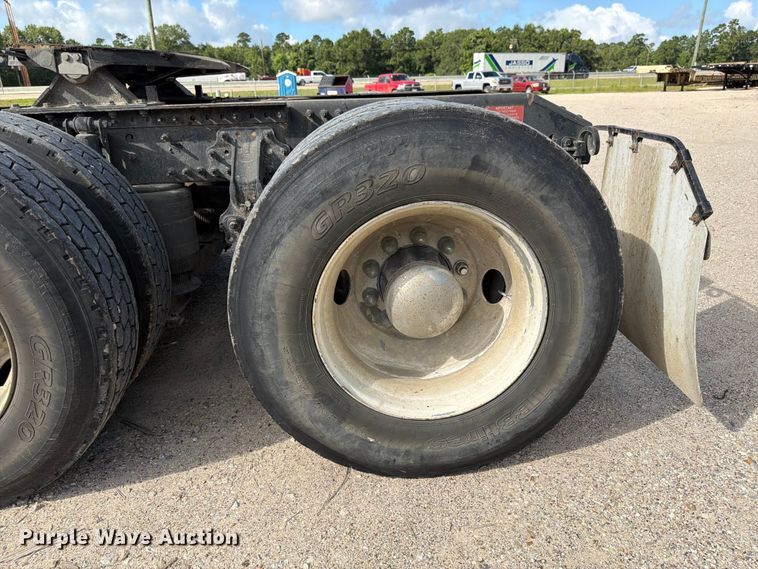 image for item ED5320 2019 Volvo VNR semi truck