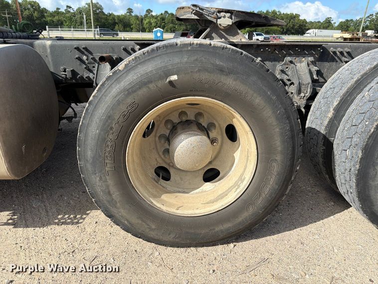 image for item ED5320 2019 Volvo VNR semi truck
