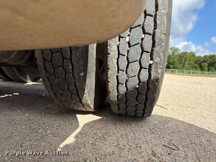 image for item ED5320 2019 Volvo VNR semi truck