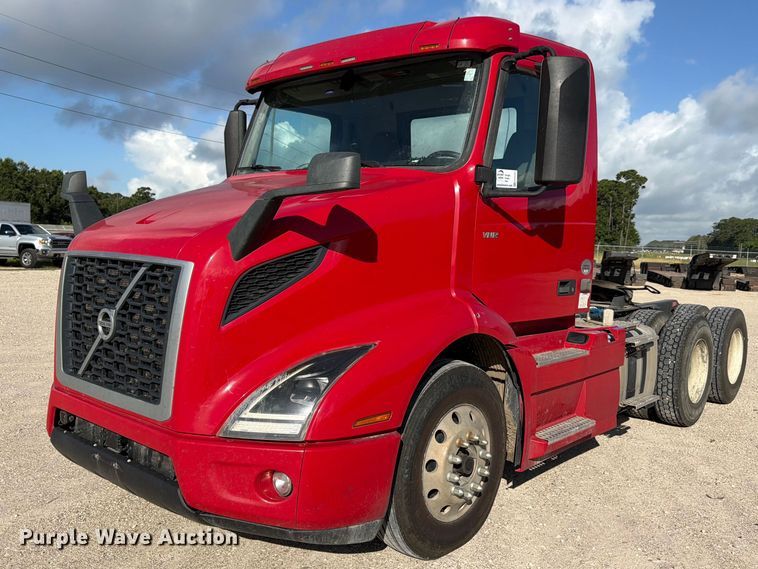image for item ED5321 2020 Volvo VNR semi truck