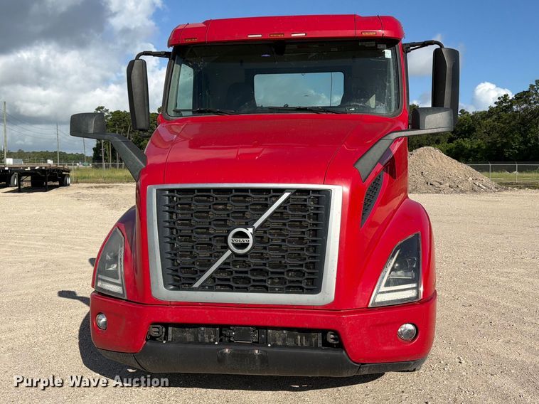 image for item ED5321 2020 Volvo VNR semi truck