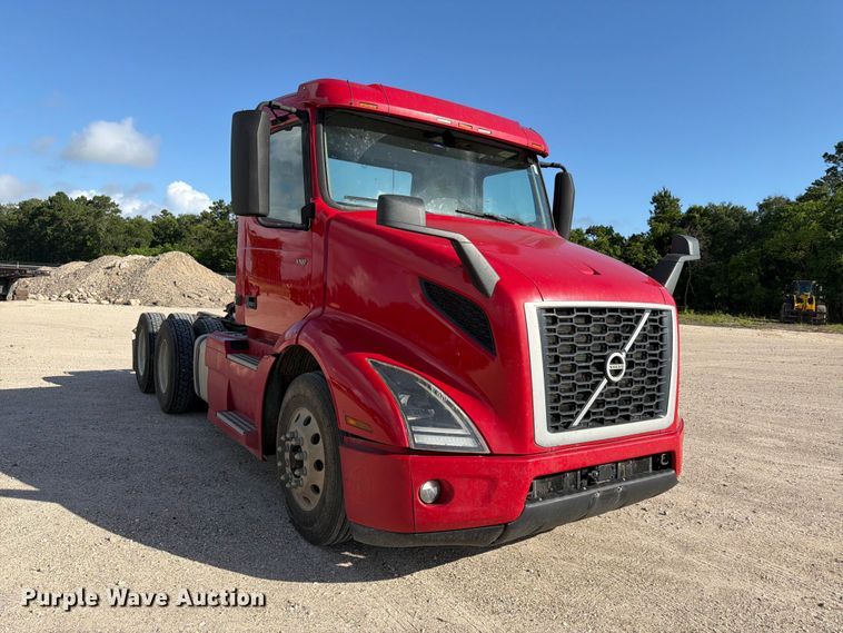 image for item ED5321 2020 Volvo VNR semi truck