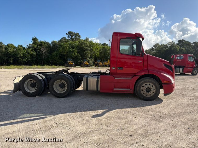 image for item ED5321 2020 Volvo VNR semi truck