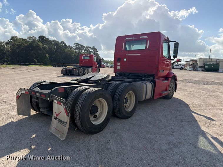 image for item ED5321 2020 Volvo VNR semi truck