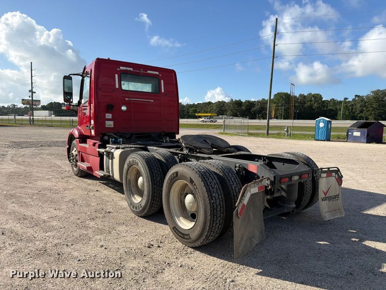 image for item ED5321 2020 Volvo VNR semi truck