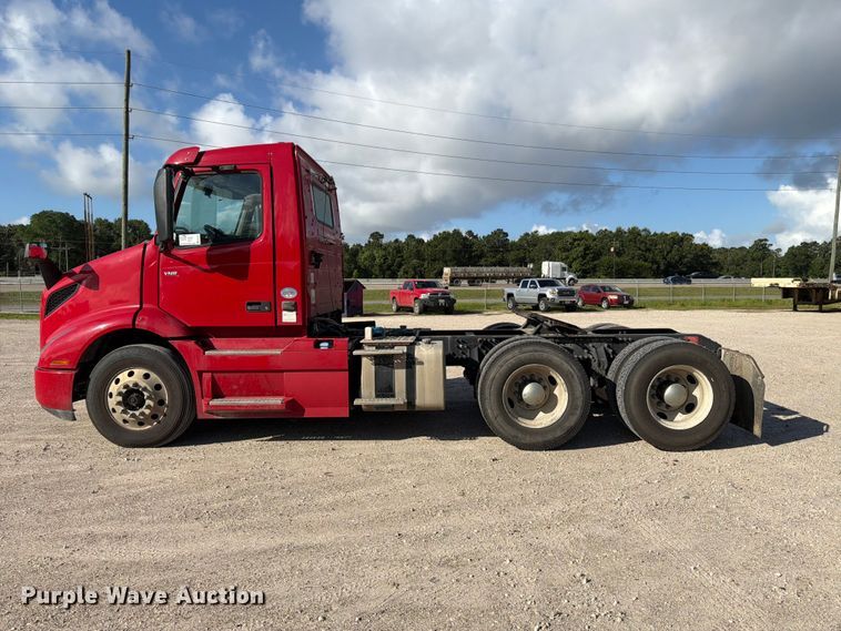 image for item ED5321 2020 Volvo VNR semi truck