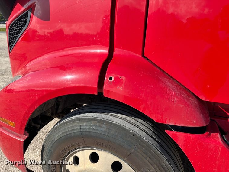image for item ED5321 2020 Volvo VNR semi truck