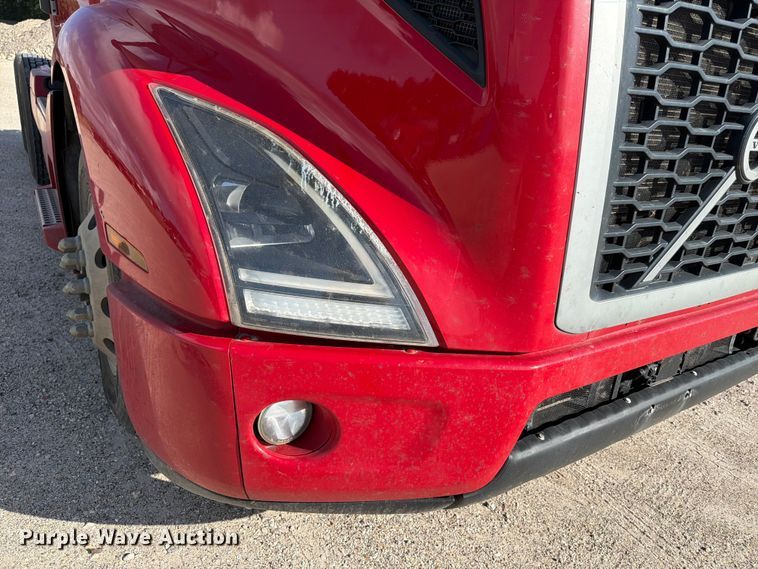 image for item ED5321 2020 Volvo VNR semi truck