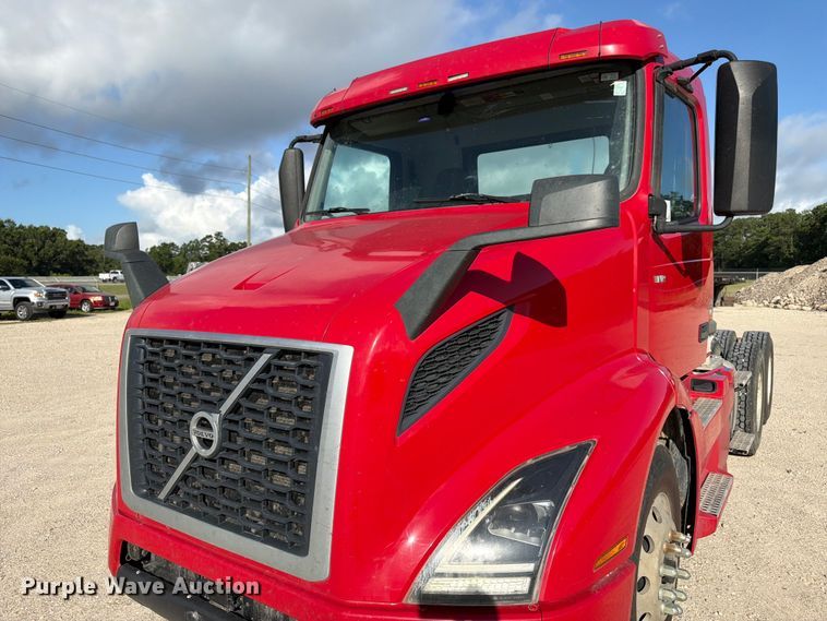 image for item ED5321 2020 Volvo VNR semi truck