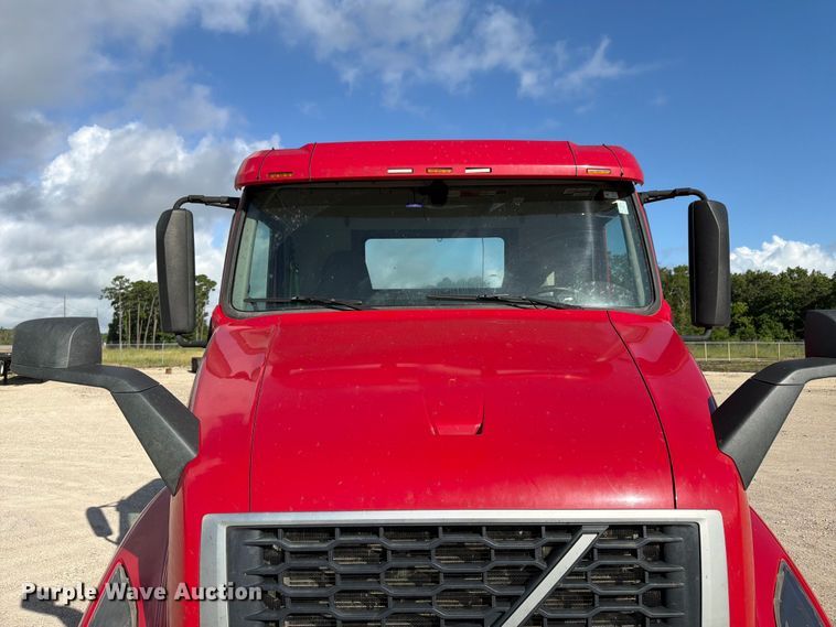 image for item ED5321 2020 Volvo VNR semi truck