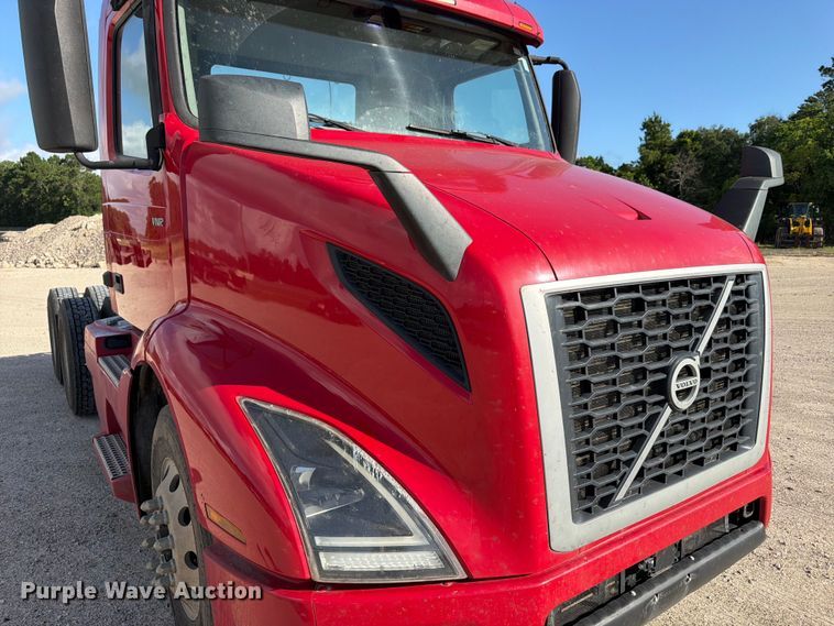 image for item ED5321 2020 Volvo VNR semi truck