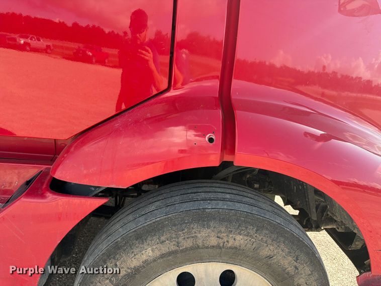 image for item ED5321 2020 Volvo VNR semi truck