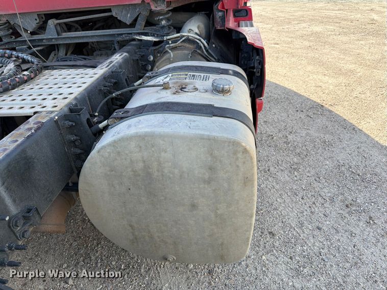 image for item ED5321 2020 Volvo VNR semi truck