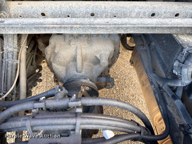 image for item ED5321 2020 Volvo VNR semi truck