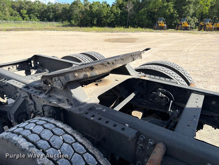 image for item ED5321 2020 Volvo VNR semi truck