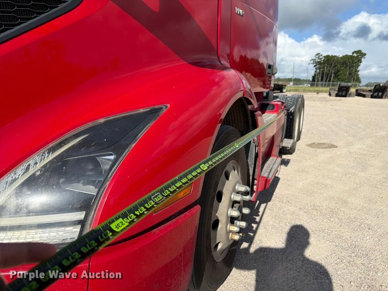 image for item ED5321 2020 Volvo VNR semi truck