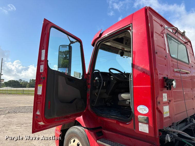 image for item ED5321 2020 Volvo VNR semi truck