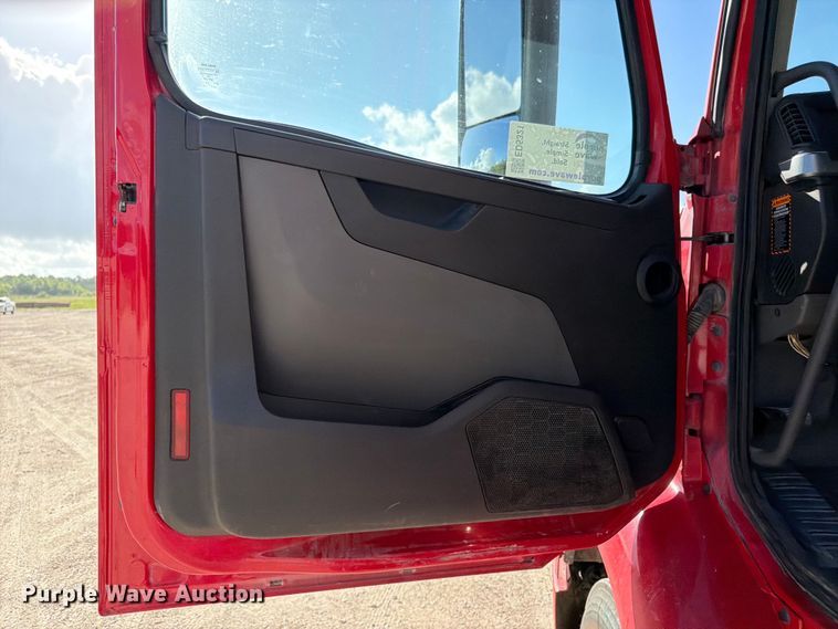 image for item ED5321 2020 Volvo VNR semi truck