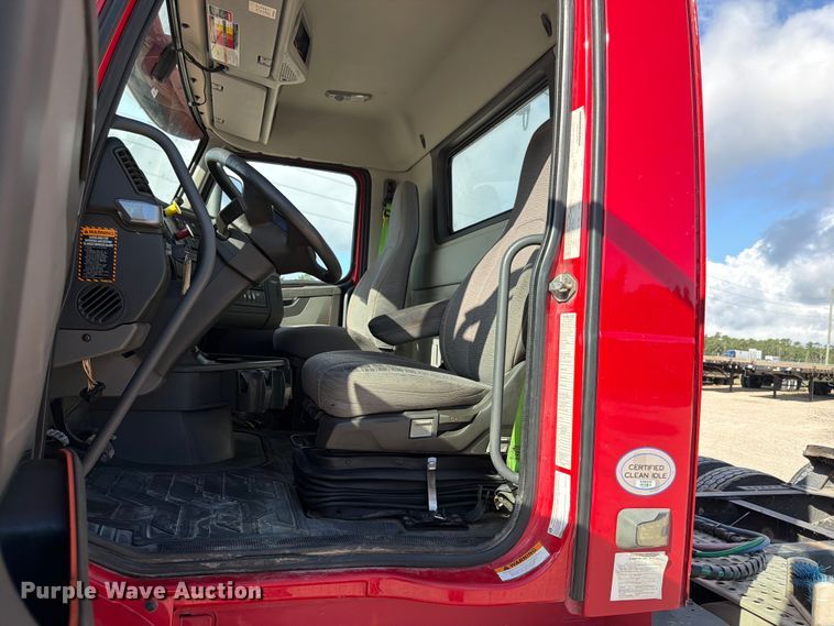 image for item ED5321 2020 Volvo VNR semi truck