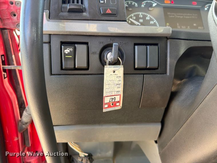 image for item ED5321 2020 Volvo VNR semi truck