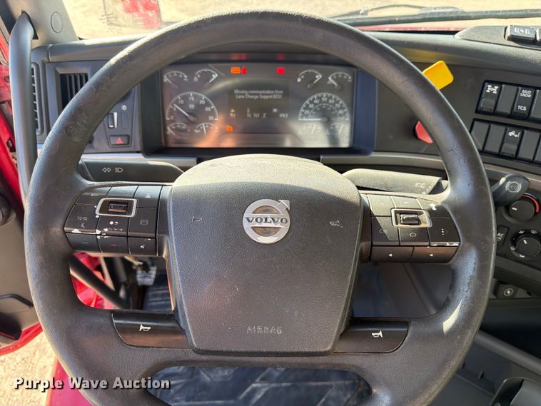 image for item ED5321 2020 Volvo VNR semi truck