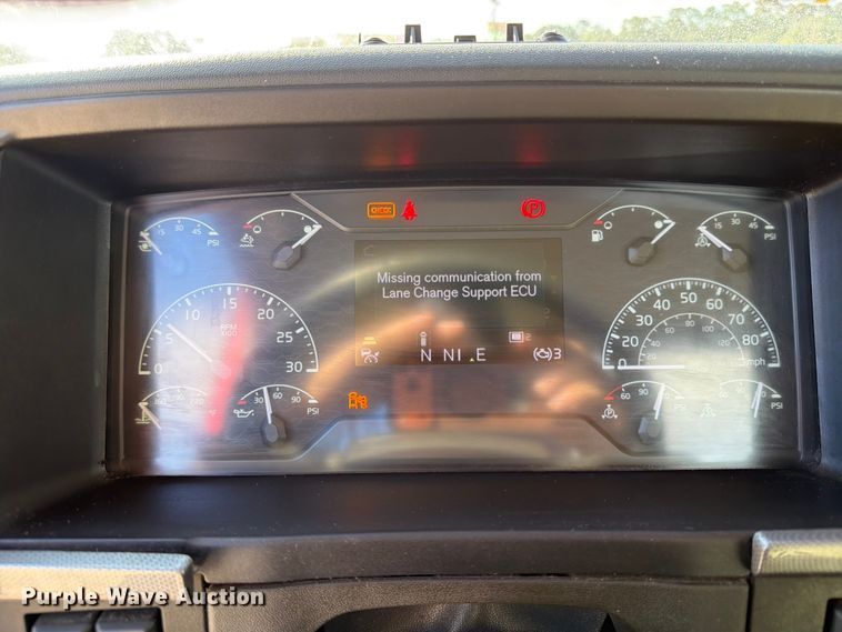 image for item ED5321 2020 Volvo VNR semi truck