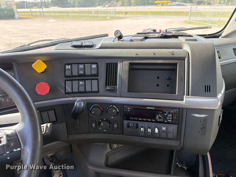 image for item ED5321 2020 Volvo VNR semi truck