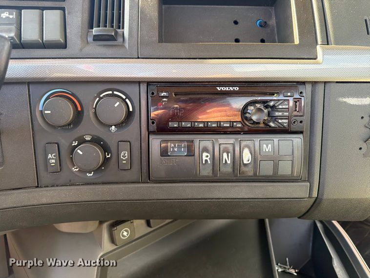 image for item ED5321 2020 Volvo VNR semi truck