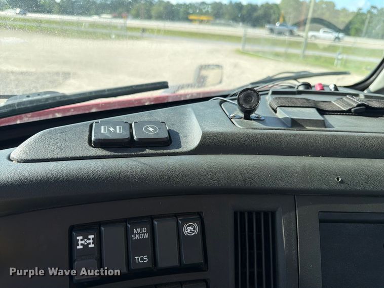 image for item ED5321 2020 Volvo VNR semi truck