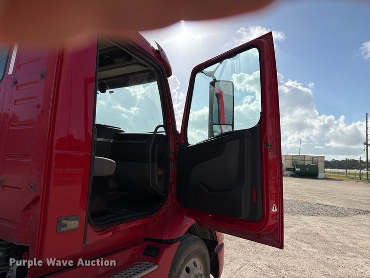 image for item ED5321 2020 Volvo VNR semi truck