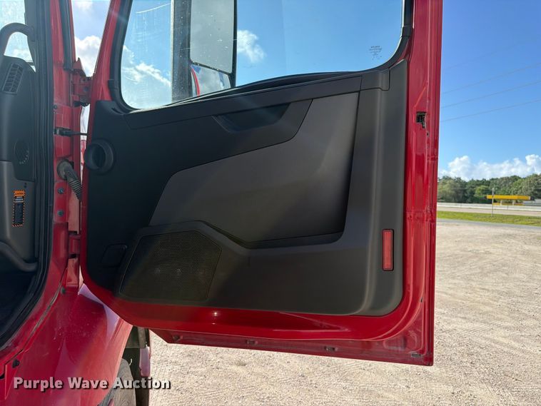 image for item ED5321 2020 Volvo VNR semi truck