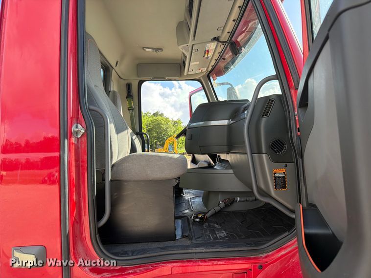 image for item ED5321 2020 Volvo VNR semi truck