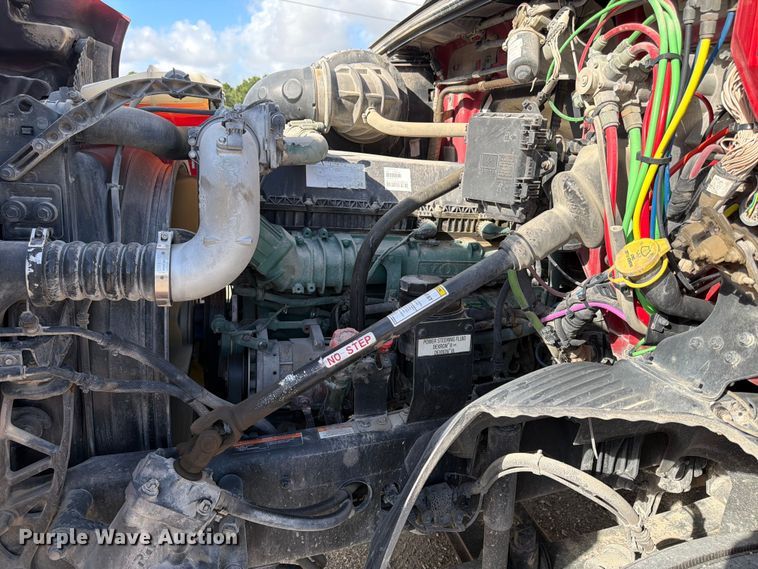 image for item ED5321 2020 Volvo VNR semi truck