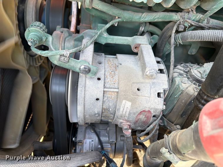 image for item ED5321 2020 Volvo VNR semi truck