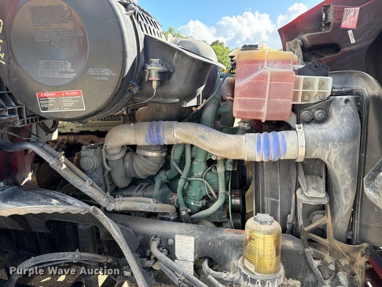 image for item ED5321 2020 Volvo VNR semi truck
