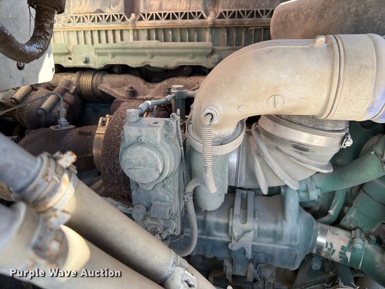image for item ED5321 2020 Volvo VNR semi truck