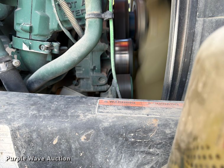 image for item ED5321 2020 Volvo VNR semi truck