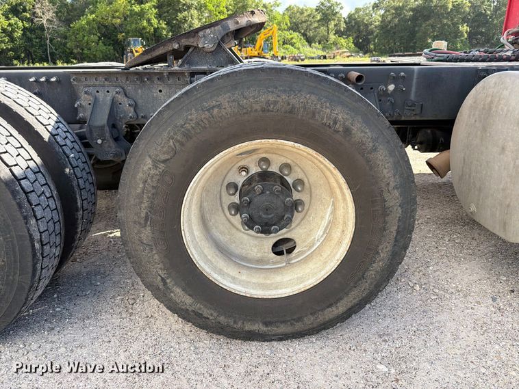 image for item ED5321 2020 Volvo VNR semi truck