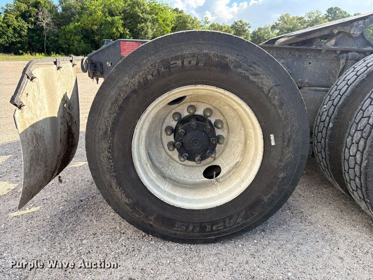 image for item ED5321 2020 Volvo VNR semi truck