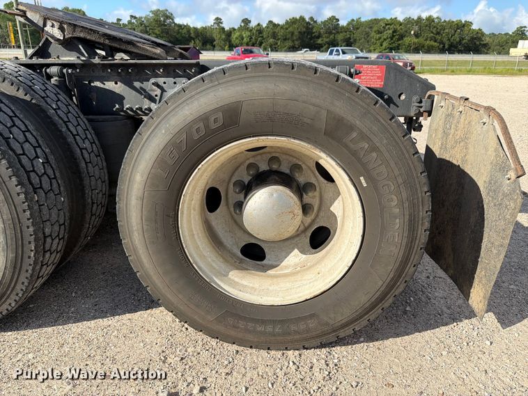 image for item ED5321 2020 Volvo VNR semi truck
