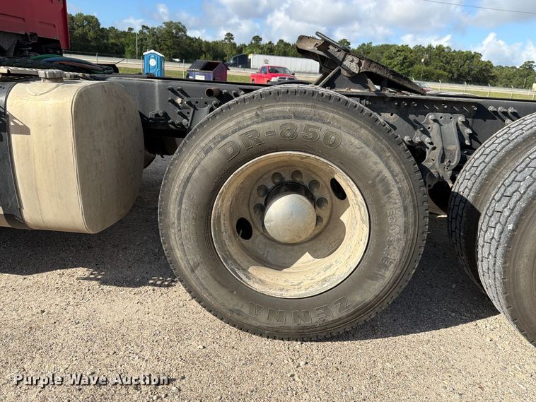 image for item ED5321 2020 Volvo VNR semi truck
