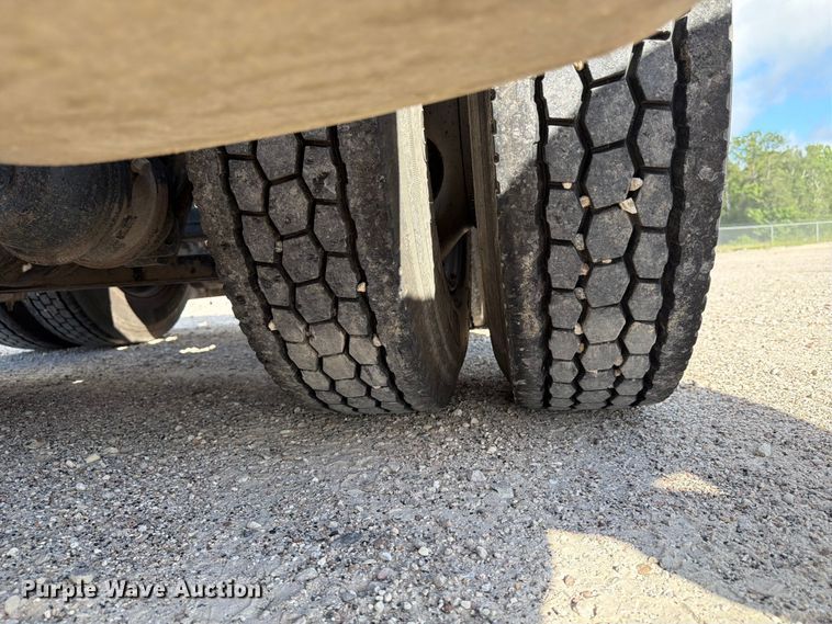 image for item ED5321 2020 Volvo VNR semi truck