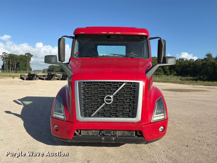 image for item ED5322 2019 Volvo VNR semi truck