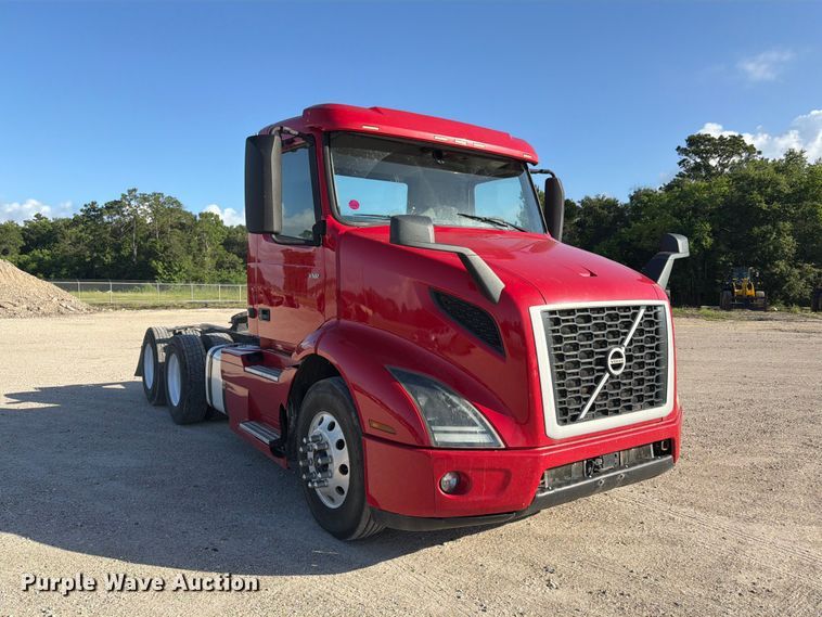 image for item ED5322 2019 Volvo VNR semi truck