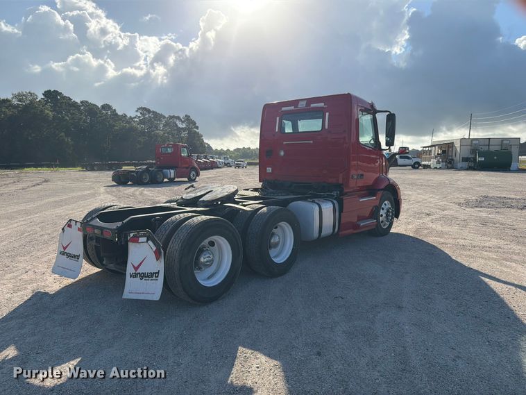 image for item ED5322 2019 Volvo VNR semi truck