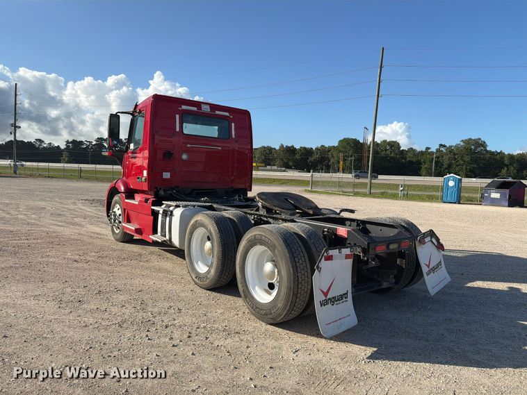 image for item ED5322 2019 Volvo VNR semi truck