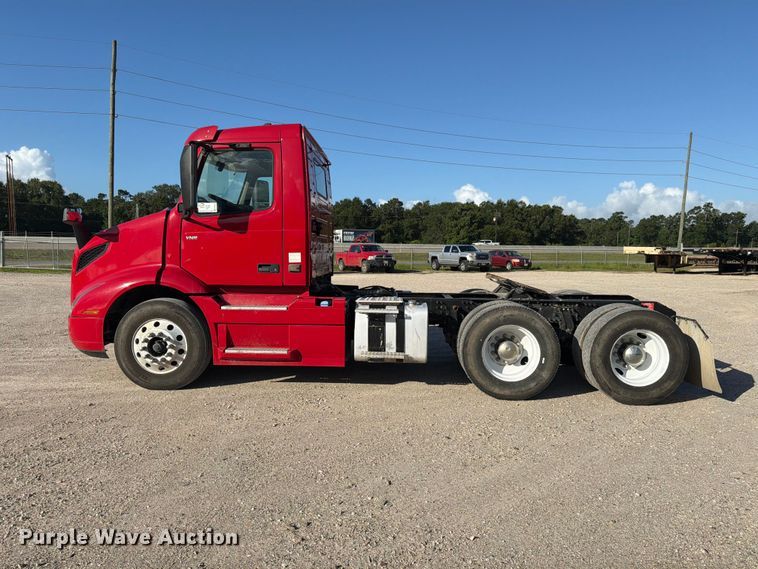 image for item ED5322 2019 Volvo VNR semi truck